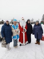 Дети поздравляют жителей с Новым годом